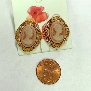 Elegant Portrait Stud Earring (pink)